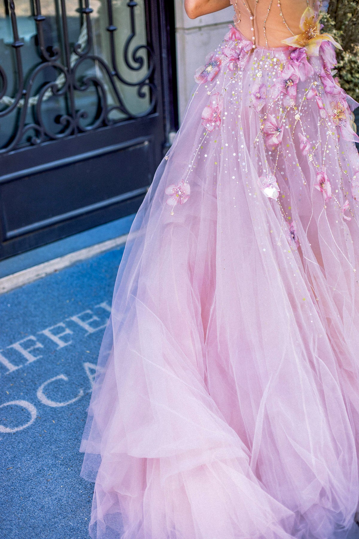 BRIDAL LAVANDEL EMBROIDERED FLOWERS BALL GOWN